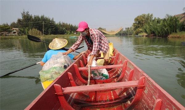 Khách du lịch nước ngoài mua tour để “được” vớt rác ở Hội An